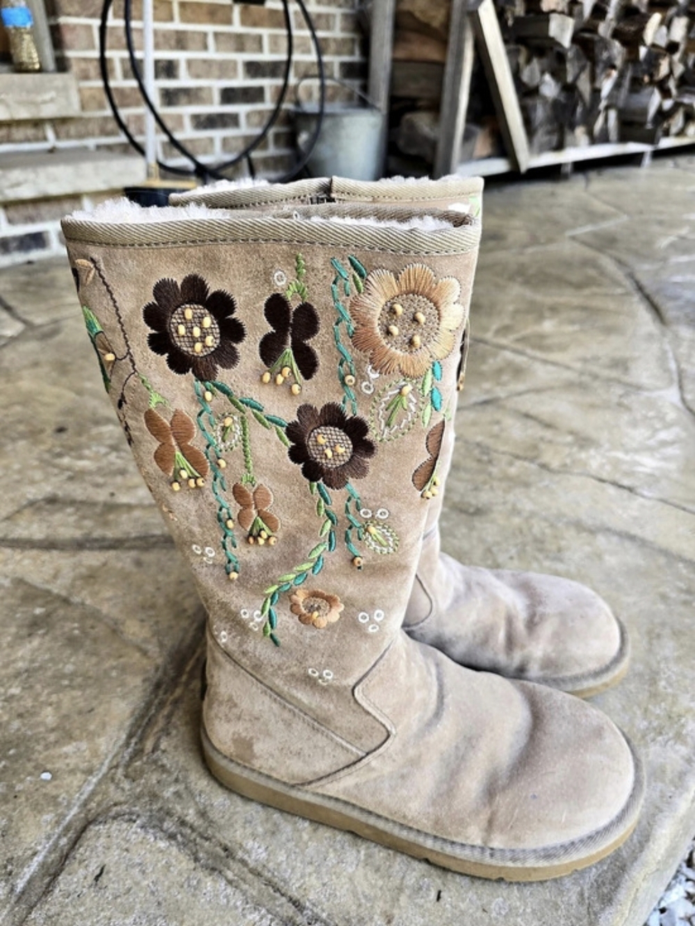 UGG Classic Short Floral Embroidery Floral Embroidered Boots US 8